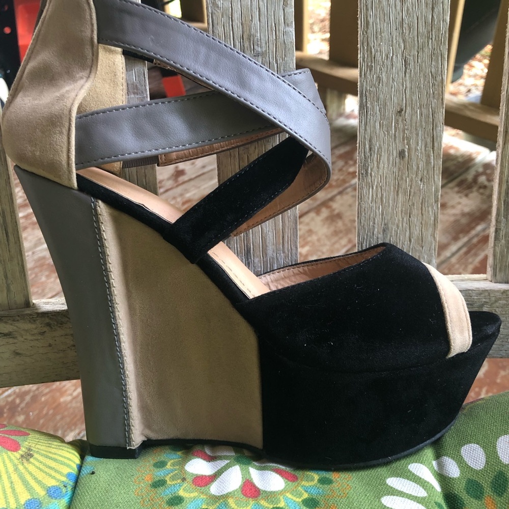 Women’s size 8 wedges